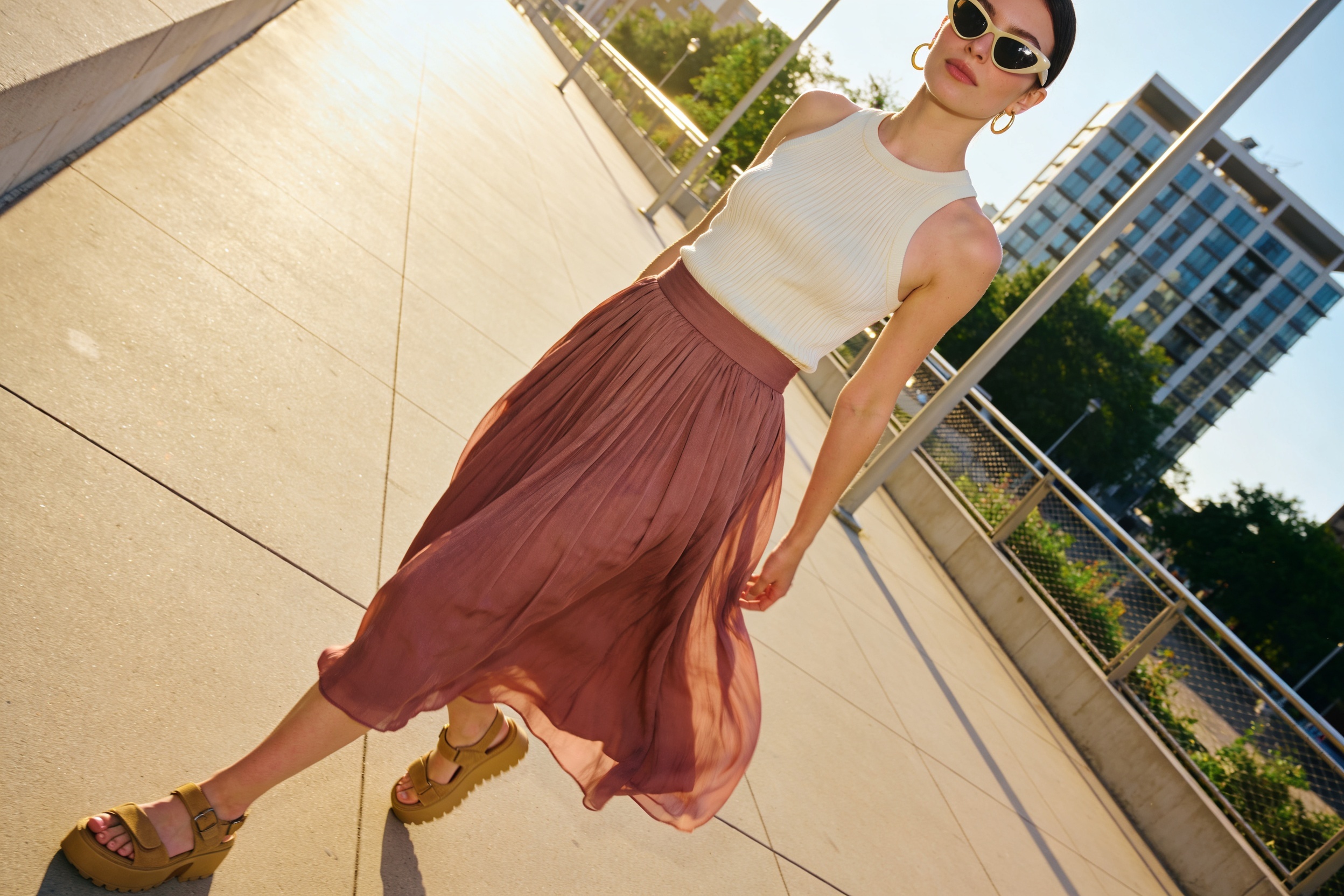 Hot Weather Outfit Ideas with Ribbed Tanks, Flowy Skirts, Chunky Sandals, and Statement Sunglasses for a Trendy Summer Vibe — Summer Style Essentials